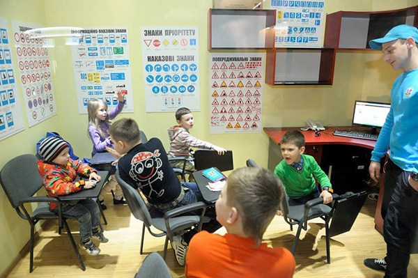 Оборудование для автошкол в детских городах профессий KidsWill и Кидландия